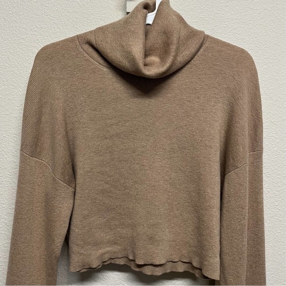 Aritzia Rebecca Crop Sweater - Picture 3 of 11